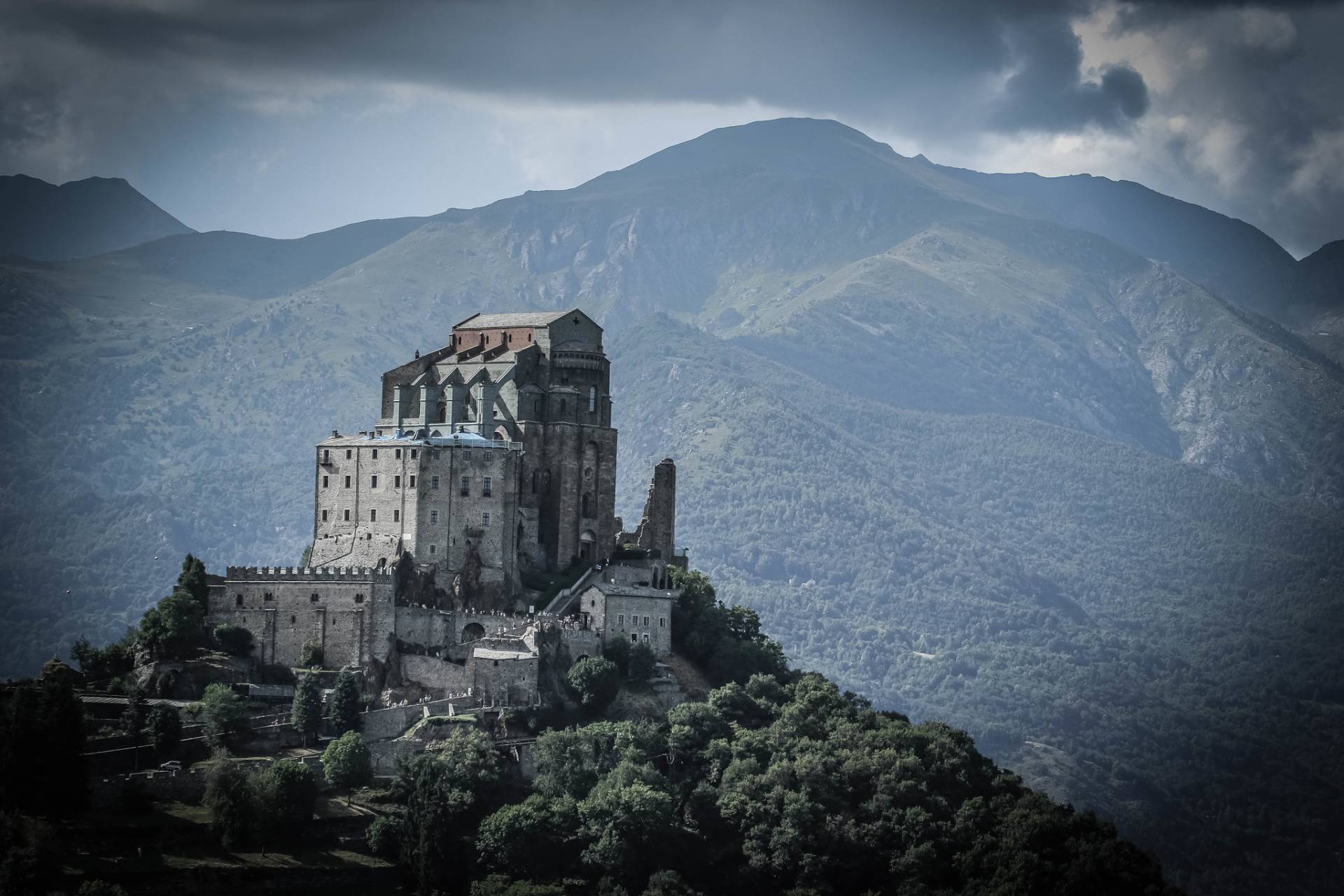 Castles and Abbeys in Piedmont | Tour of northwest Italy